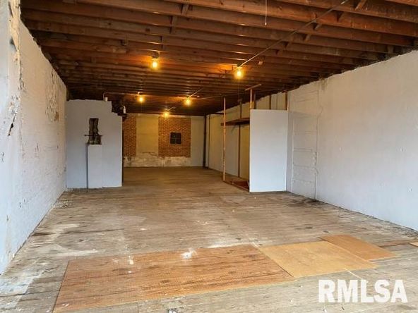 154 W Main St, Galesburg, IL 61401